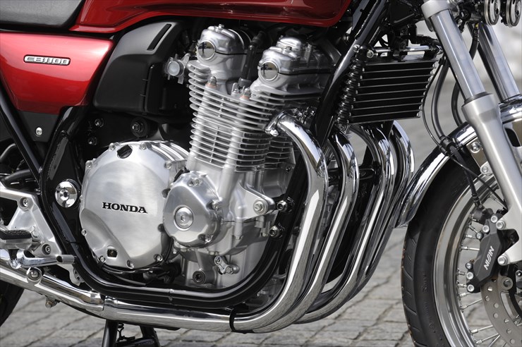 6速ミッション、ニューメーターを採用した新型CB1100と、スポーク