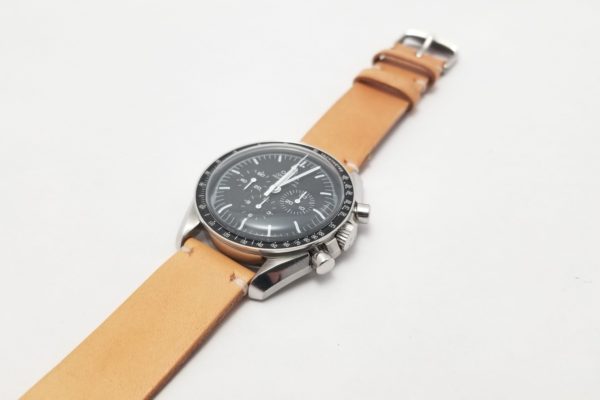 腕時計のメタルベルトを経年変化も楽しめるレザーベルトに交換〜オメガ
