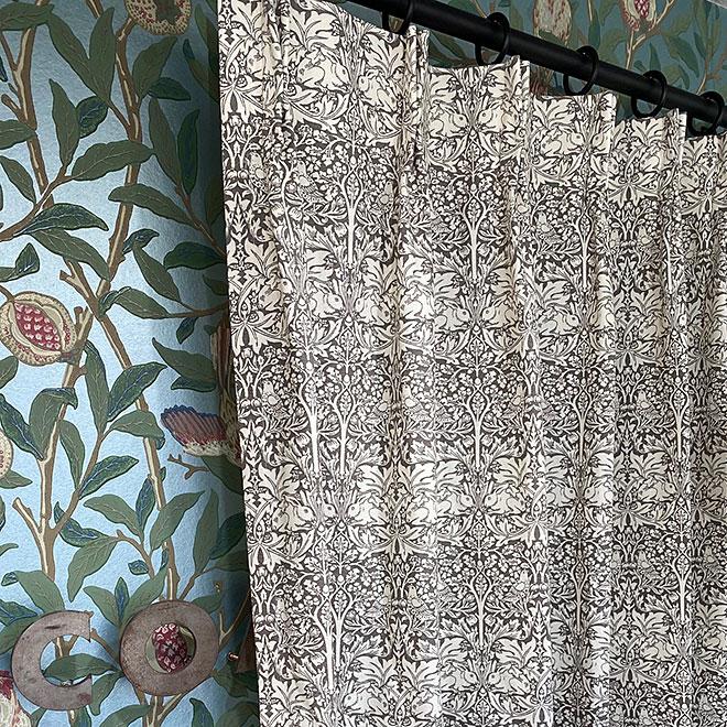 カーテン モリス柄 ブレアラビット 兄弟うさぎ 横幅200cm 2倍ヒダ 3つ