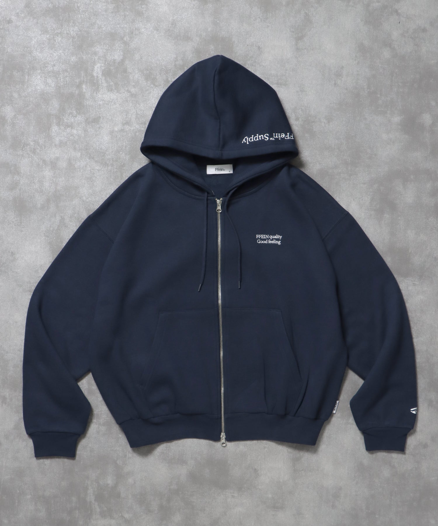FFEIN(フェイン)】ヘビーウエイトフード刺繍ロゴジップパーカー
