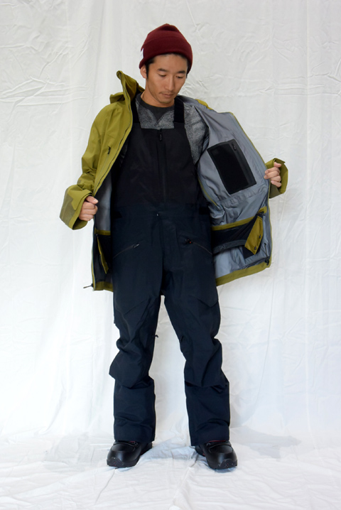 パウダーの日に最適。BURTON AKのビブパンツ 3L Freebird Bib Pant – A
