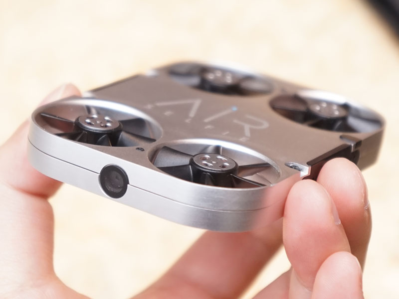 スマホケースに収納、高度20mから自撮りできるドローン「AirSelfie