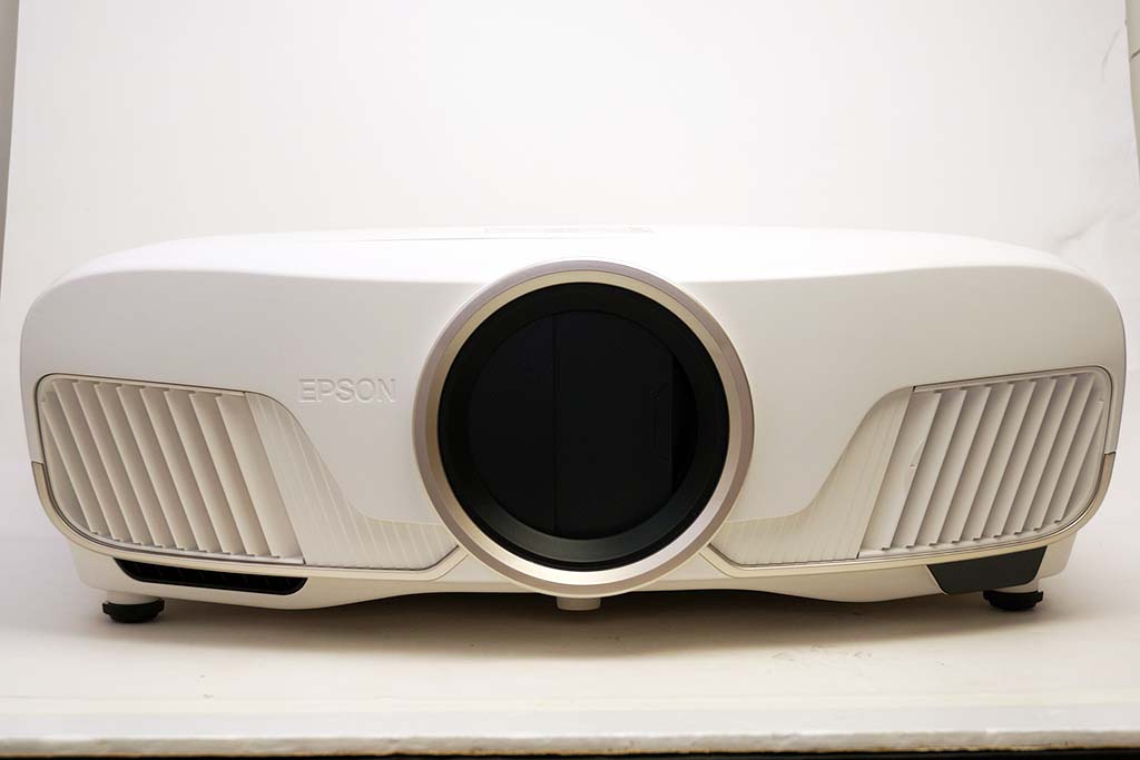 西川善司の大画面☆マニア】プロジェクタも4K HDR時代。30万円台で4K