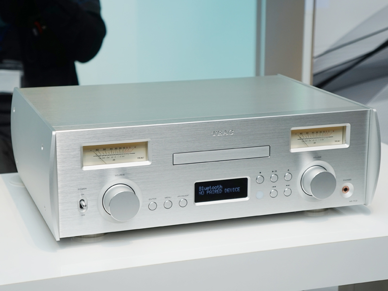 ティアック、“New Vintage”掲げたネットワークCDレシーバ、木と布を