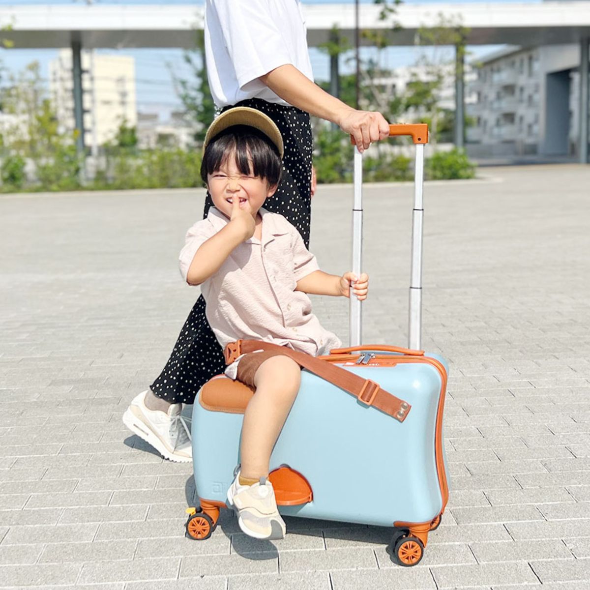 子供が乗れるスーツケースで子どもは楽しく、ママパパは移動の負担が