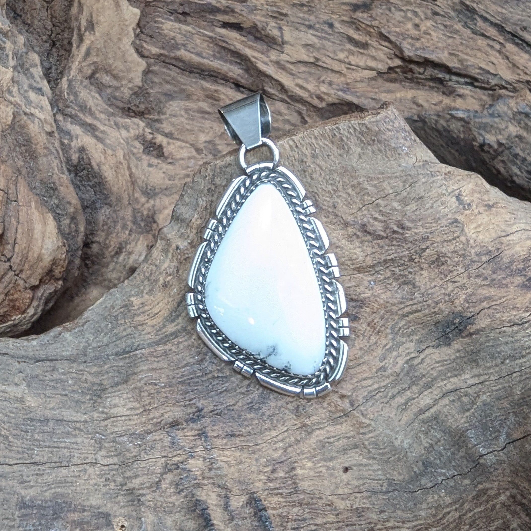 ホワイトバッファロー ネックレストップ 《Navajo族 Herma Lee