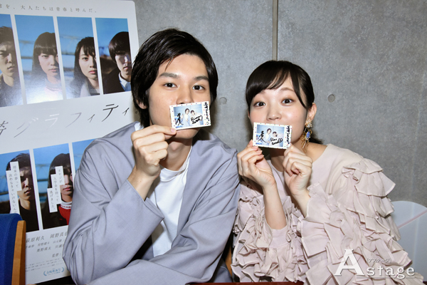 佐藤玲&萩原利久ツーショット、 直筆サイン付きチェキプレゼント
