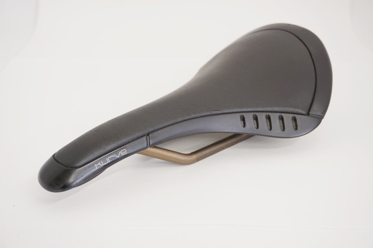 FIZIK 「フィジーク」 KURVE サドル / 京都八幡店 ｜ バイチャリ公式