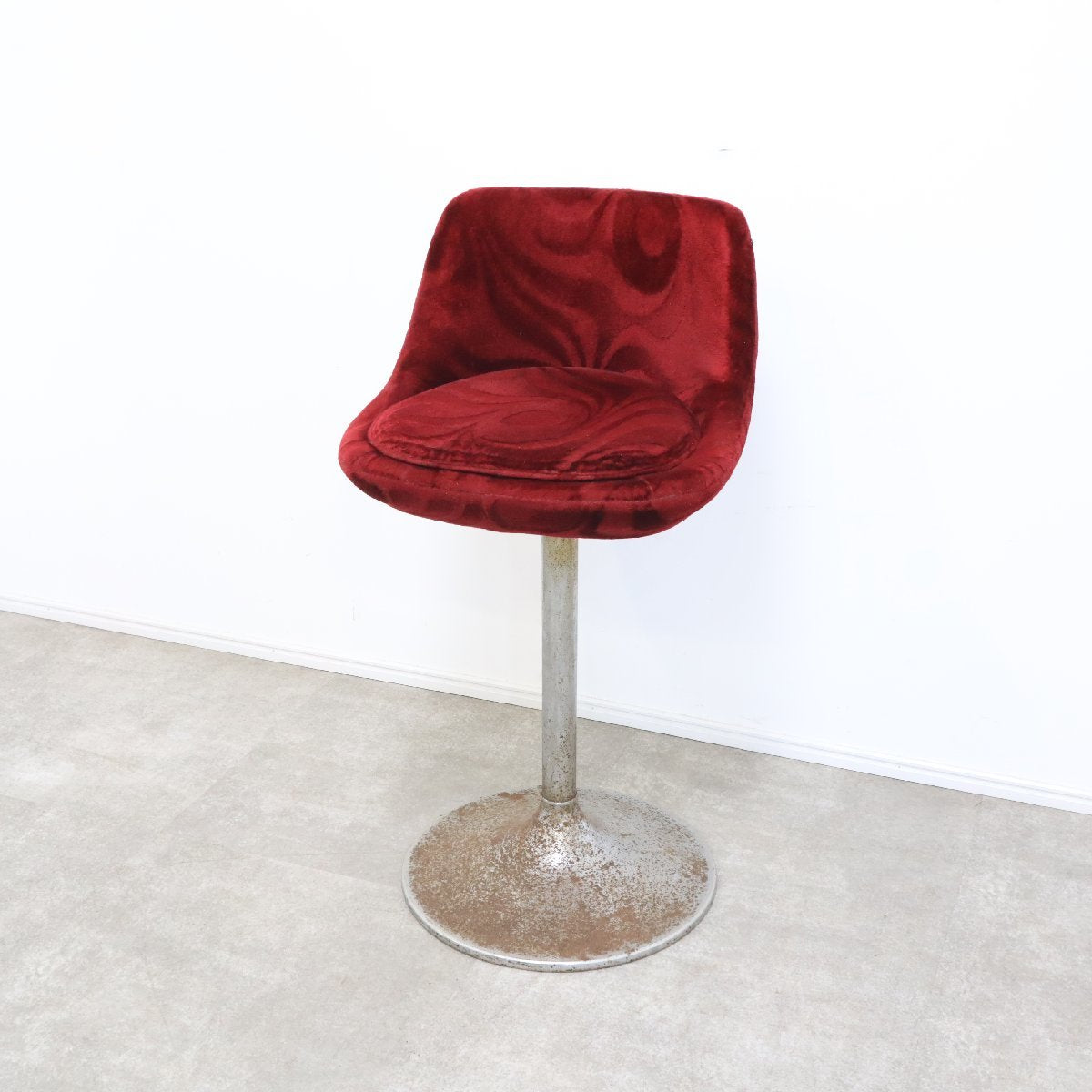 レトロなワインレッドのカウンターチェア – バナルオンラインショップ