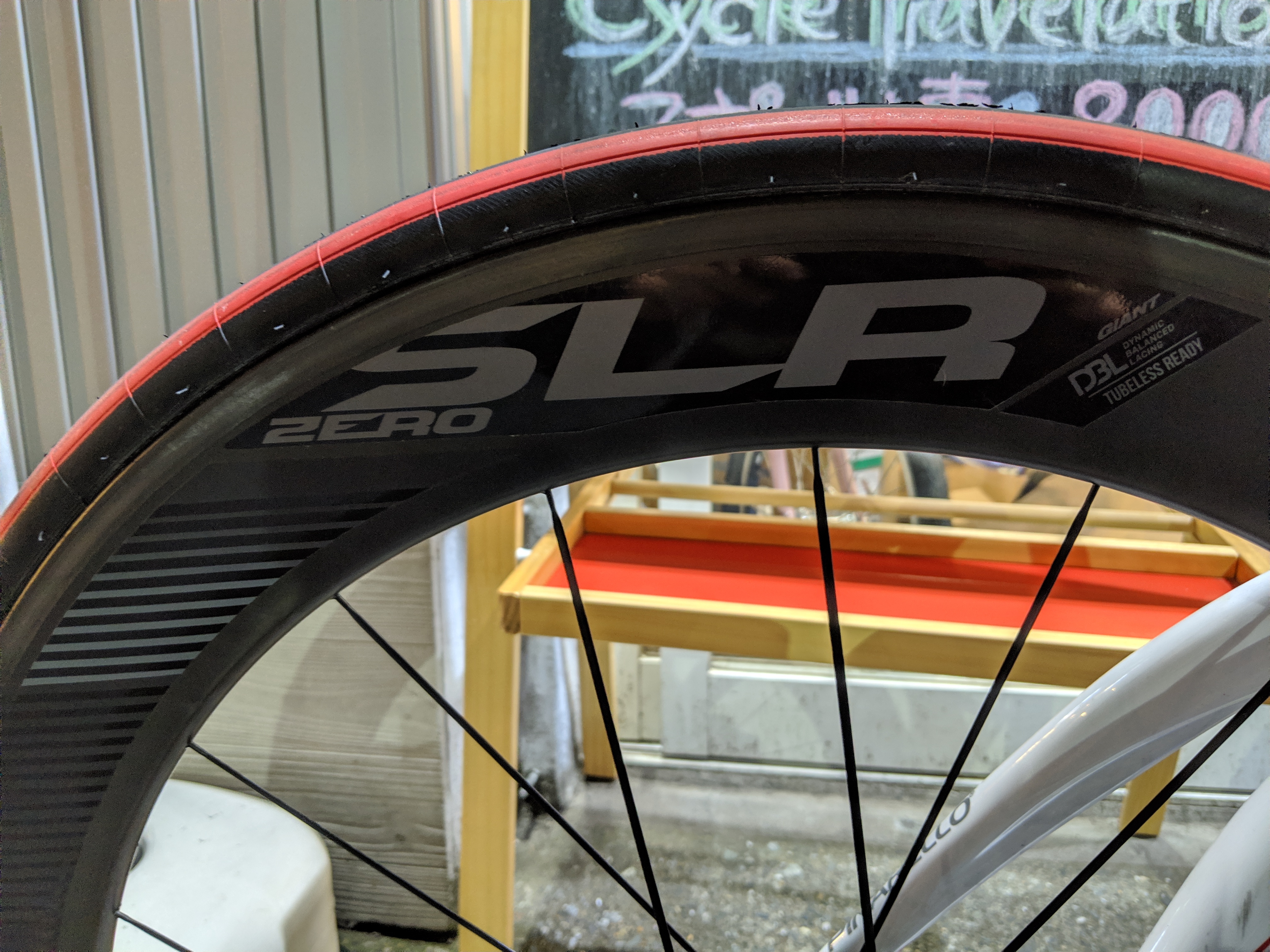 GIANT最高のロードバイク用カーボンホイール「SLR0 WEELSYSTEM