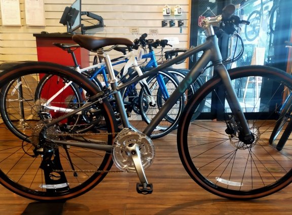 新宿都庁前店 雨の日も安心 / 身長140cm- 小柄な女性も乗れる / GIANT