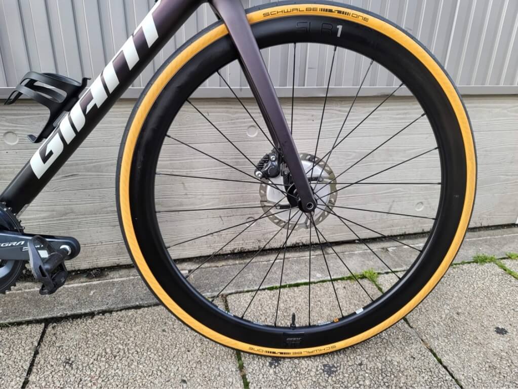 GIANTの独自テクノロジーを凝縮した軽量フックレスカーボンホイール