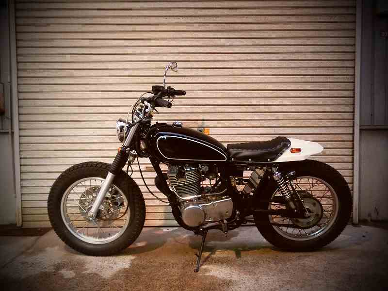 SR400 トラッカーシート完成 | GREED MOTOR CYCLE