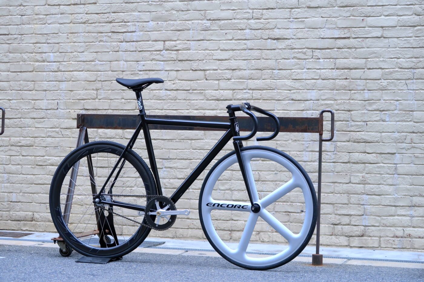 ANGELINOを分析、そしてカスタム。 | ブローチャーズ - BROTURES