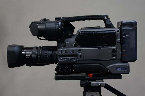 昔の放送用カメラ sony業務用ビデオカメラDVCAM DSR-250 | カメラ三脚