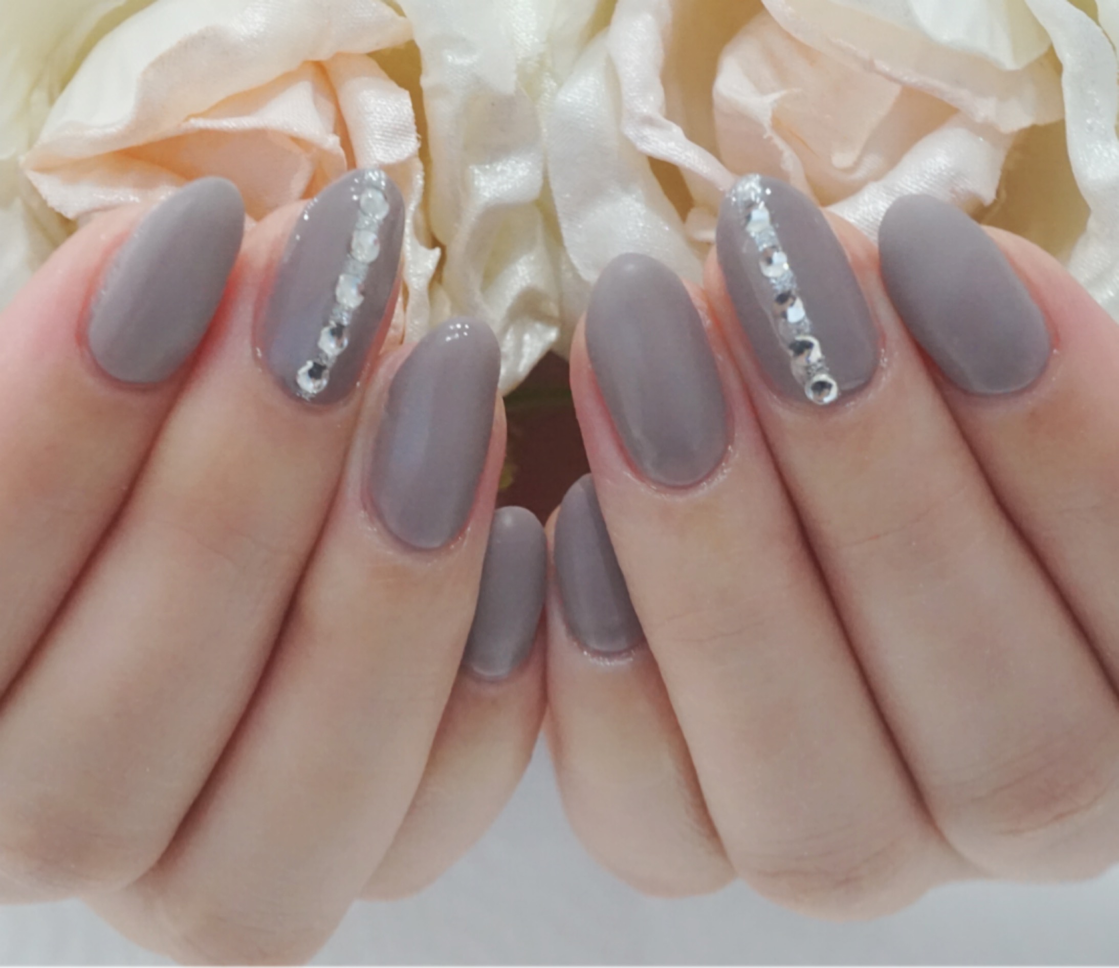 モーヴ系カラーで大人っぽく♪モスクグレーのマット仕上げネイル