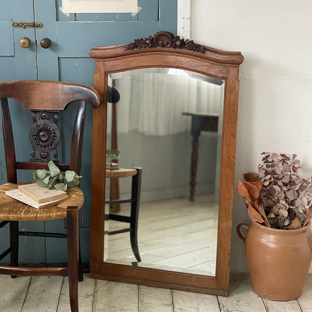 木彫りの花模様が素敵なオーク材ミラー（64.5x107cm） フランス