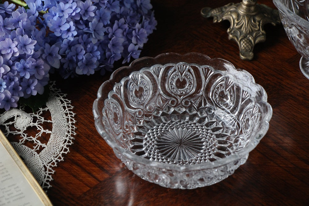 繊細なプレスガラスが素敵なボウル（直径16.5cm） イギリス