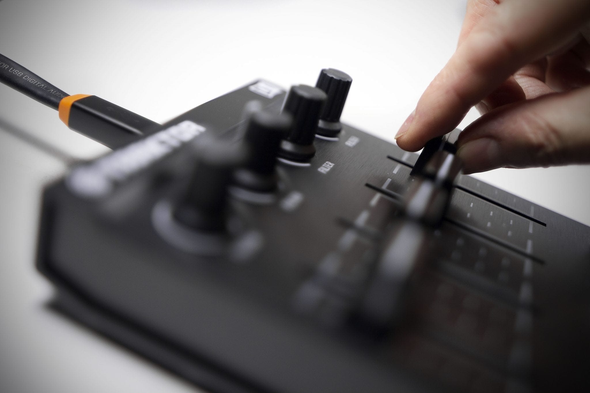 Native Instruments Traktor Kontrol F1 DJ Controller