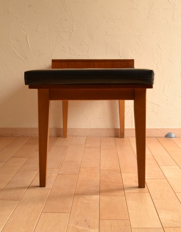 シンプルな北欧インテリア、ヴィンテージのテレフォンベンチ（電話台