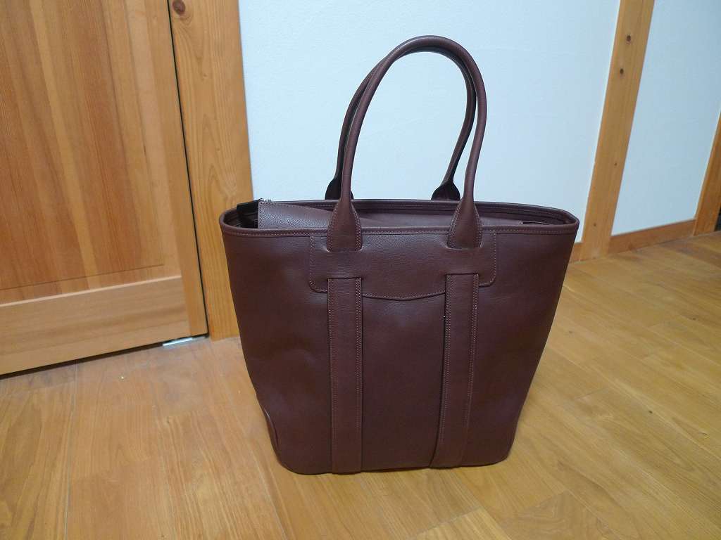 ヨーロッパのタンナーに特注した手なめしカーフは万双トート | 愉快な