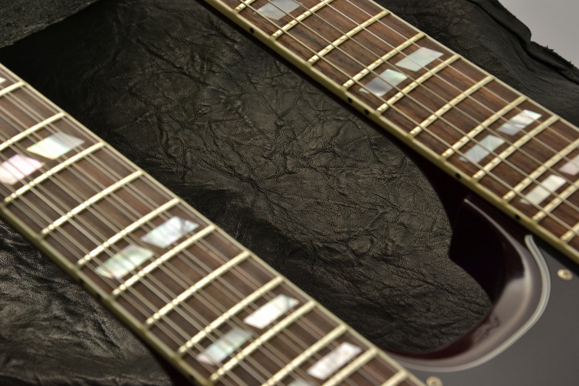 圧倒的な存在感！中古GibsonのダブルNECKギターが入荷