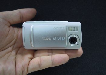 Mobile：日常風景を“ブックマーク”するデジカメ――手のひらサイズの