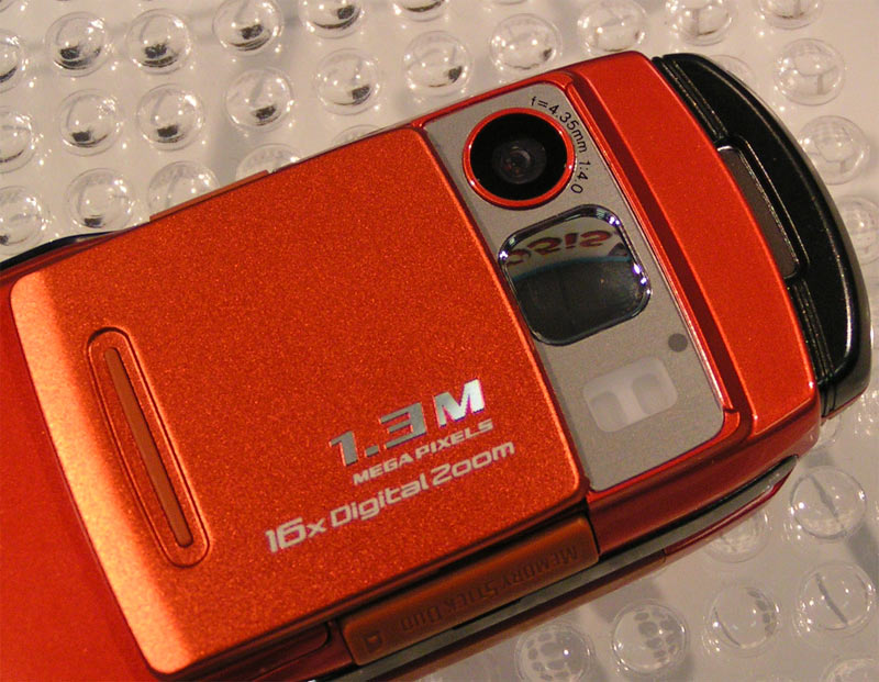 Mobile：ジョグダイヤルが円形に？ 130万画素CCD搭載の「SO505iS」