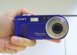 News：ソニー，6色から選べるサイバーショット「DSC-P2」を発表