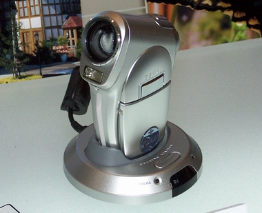 News：高画質なMPEG-4＆JPEGを同時撮影――三洋「Xacti DMX-C1」