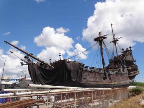 海賊船「 ブラック・パール号」がカラエロア（HAWAII）に停泊