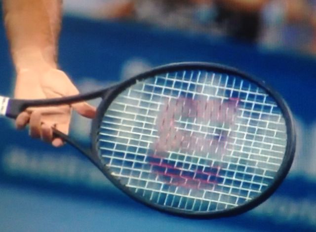 ロジャー・フェデラーが黒塗りラケットでブリスベン国際に出場