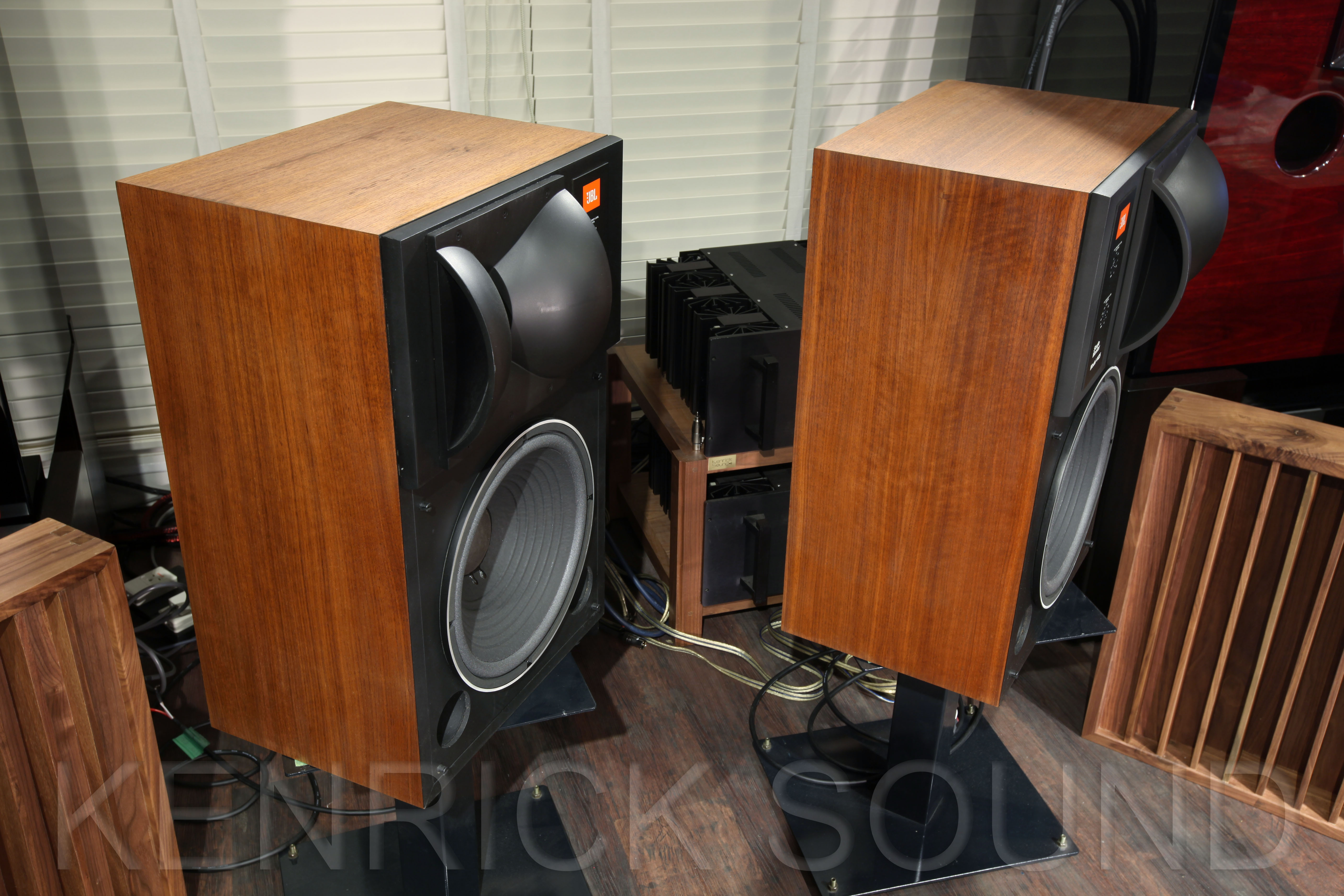 JBL 4425 バイラジアルホーン搭載2wayスピーカー入荷しました