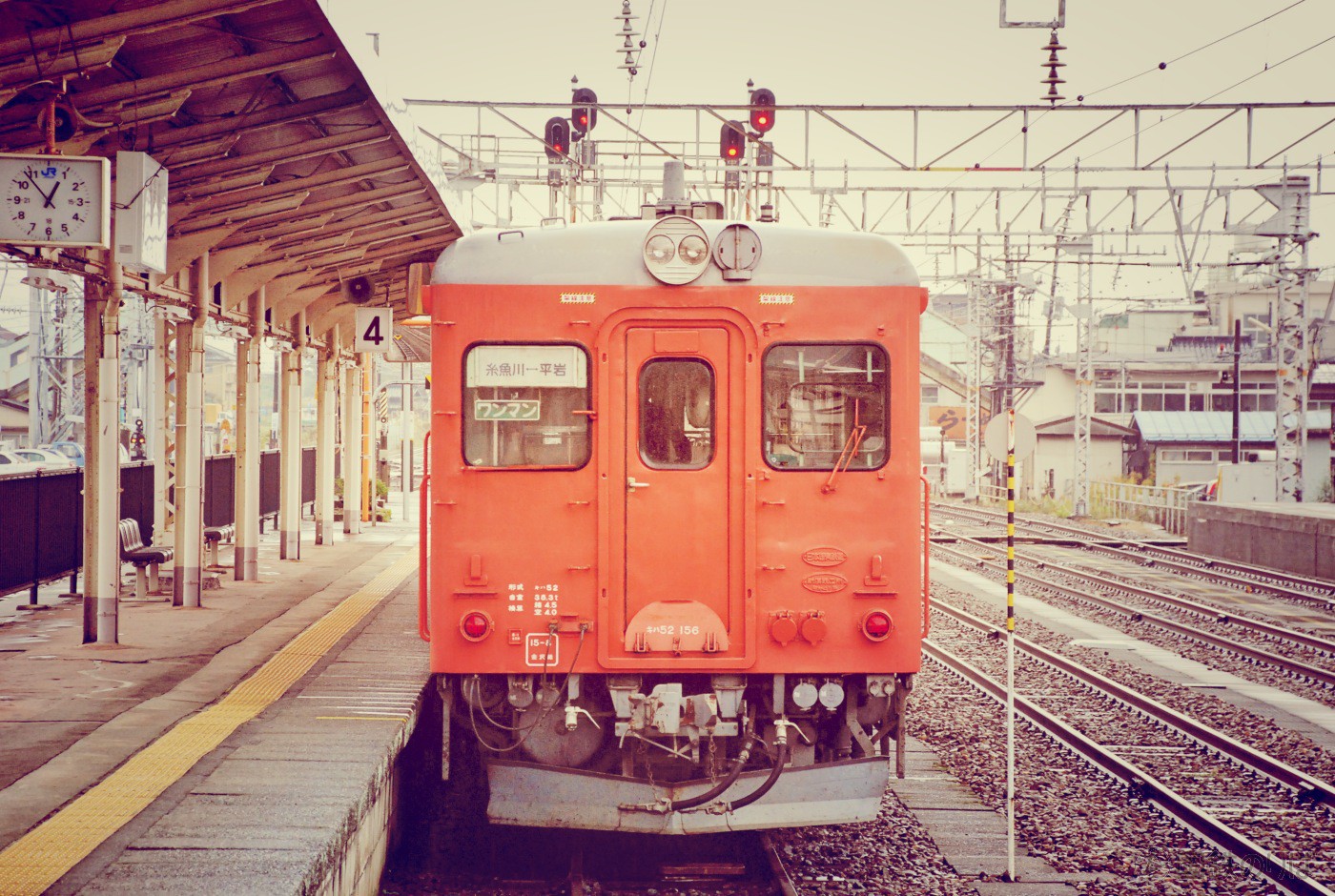 2007年秋、大糸線。国鉄首都圏色のキハ52-156と糸魚川駅 | 国鉄色を