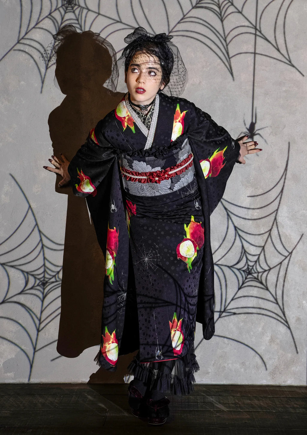 振袖ネットレンタル：リボンとレース】黒がベースの個性的なゴシック