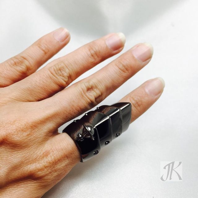 ヴィヴィアンウェストウッド「アーマーリング」のブラックメッキ加工