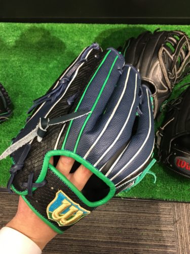 ウィルソン 展示会にて 西武ライオンズ 外崎選手のグラブ（外野手用