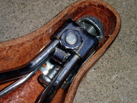 プジョーの革サドル