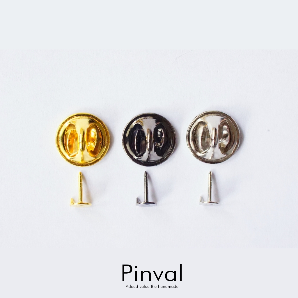 3点並べるとあら可愛い。ピンバッジ3色セットは4月25日再販予定