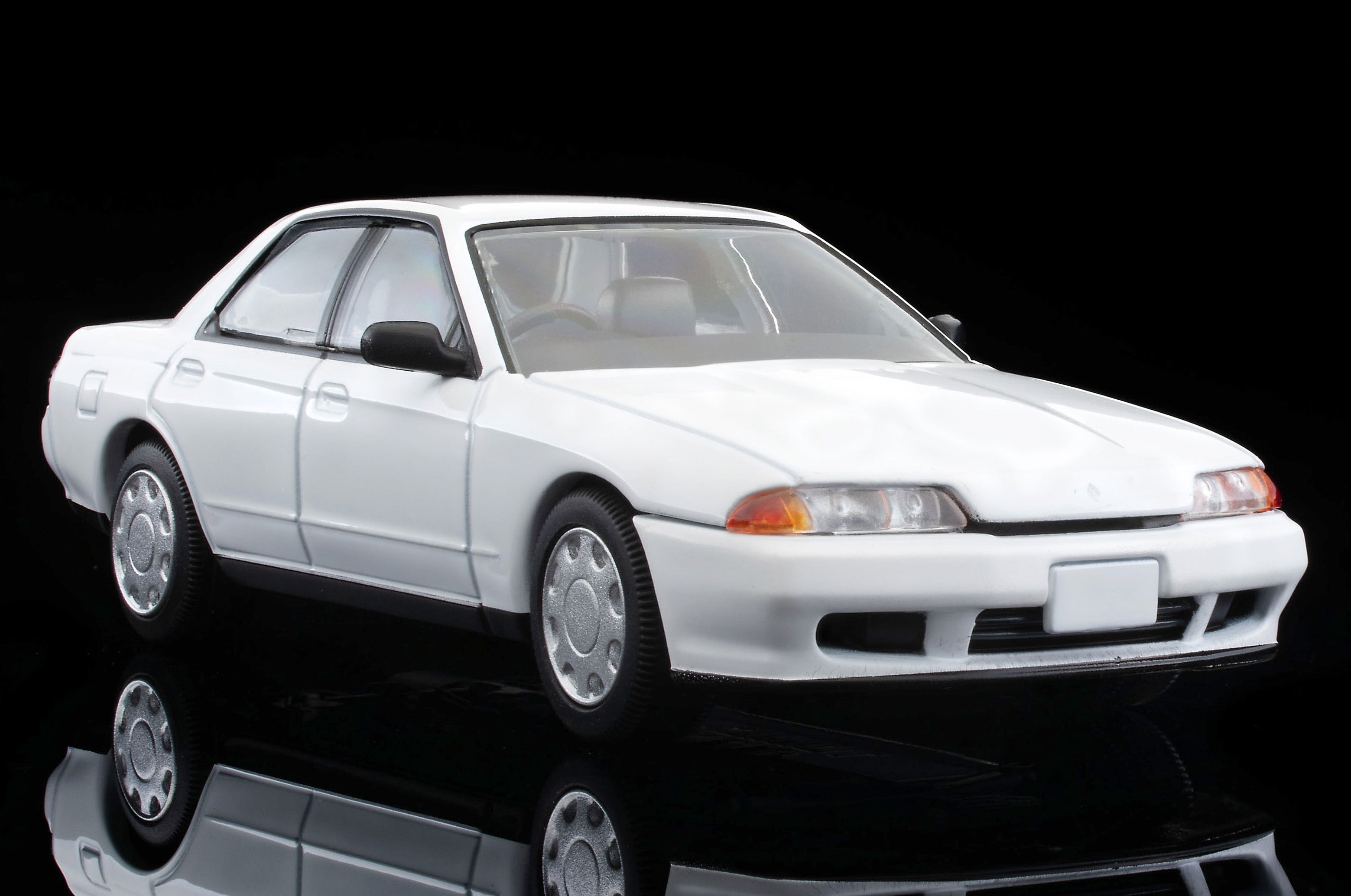 TLV 1/64 LV-N194d 日産スカイライン 4ドアスポーツセダン GXi Type X