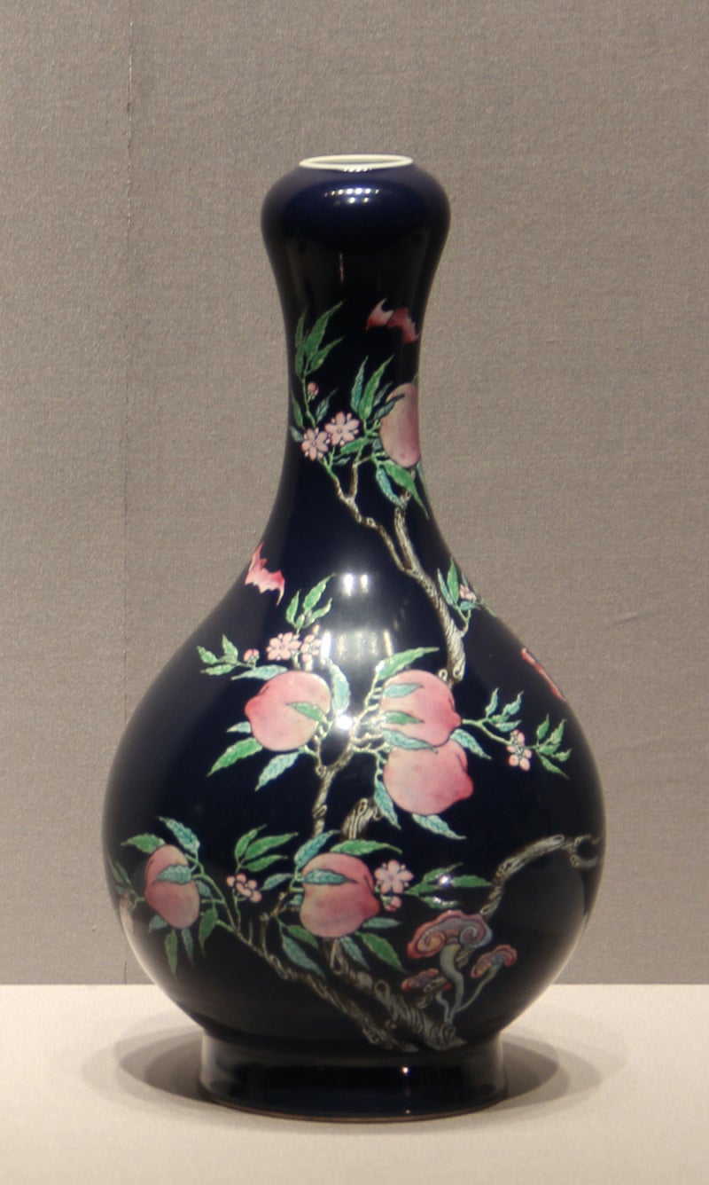 粉彩」の技法をくわしく知りたい～「藍釉粉彩桃樹文瓶」（東京国立