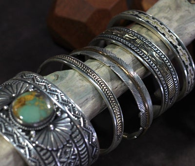 ナバホ族人気アーティストのインディアンジュエリーバングル、リングが