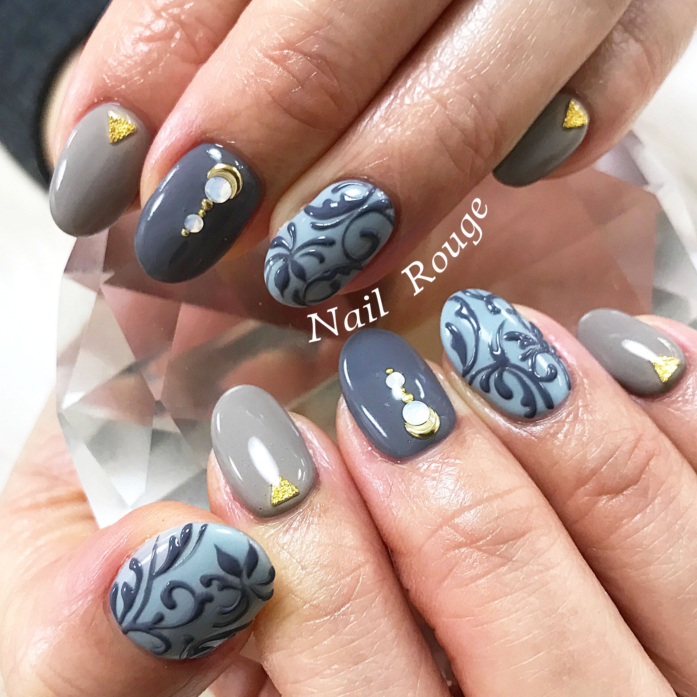 グレー系でつくる大人のダマスク柄ネイル | ネイルルージュのデザイン