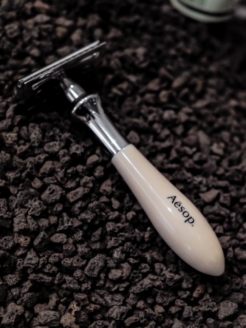 イソップ」の両刃シェーバーで、ボンドのごとく髭を剃りたい。｜Pen Online