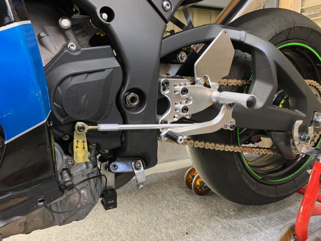 ZX-10R 11-15 レーシングバックステップ取り付け |