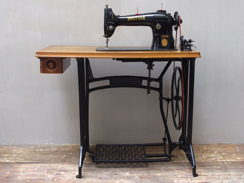 No.157 ブラザー製 DB1-B40 工業用足踏みミシン：アンティークミシン