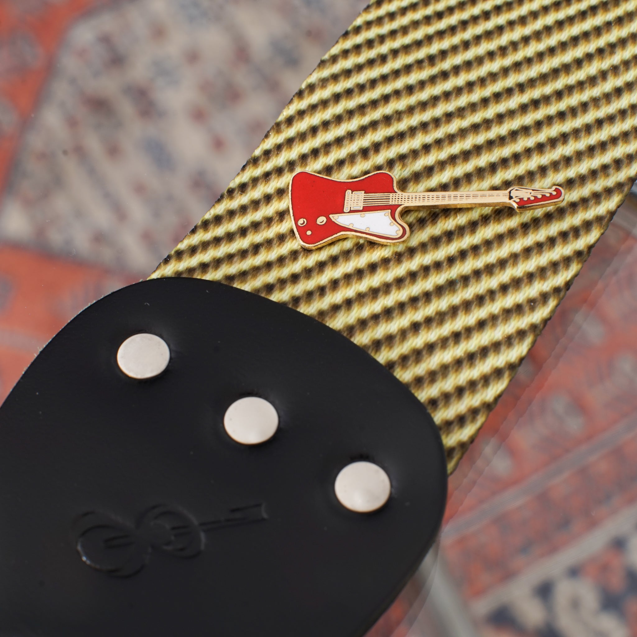 エレキギター型ピンバッジ#1｜ギターストラップ屋が選ぶ古着＆雑貨