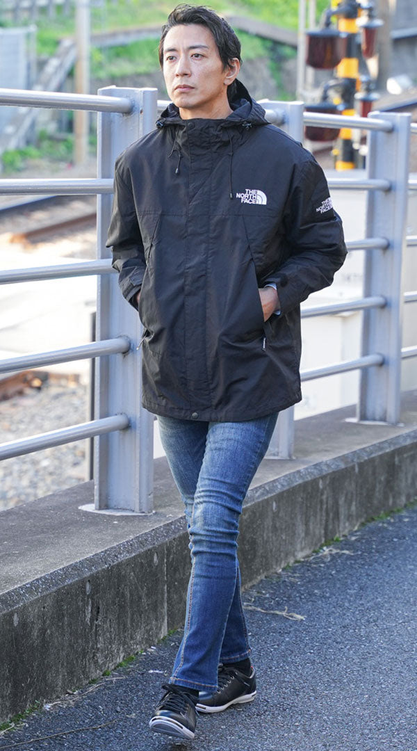 黒マウンテンパーカー ネイビーテーパードデニムパンツ 黒スニーカー