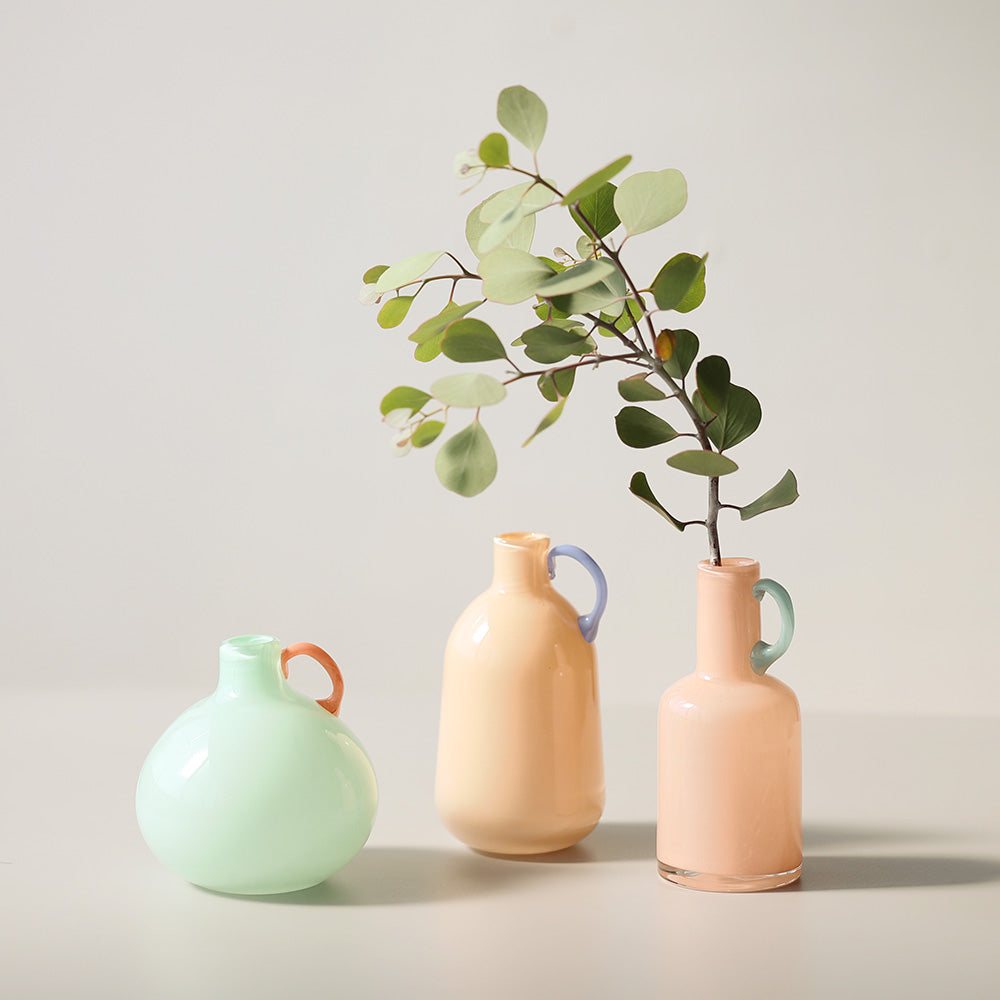 やさしく空間になじむ、ふっくらとしたフォルムと淡い色合いのフラワー