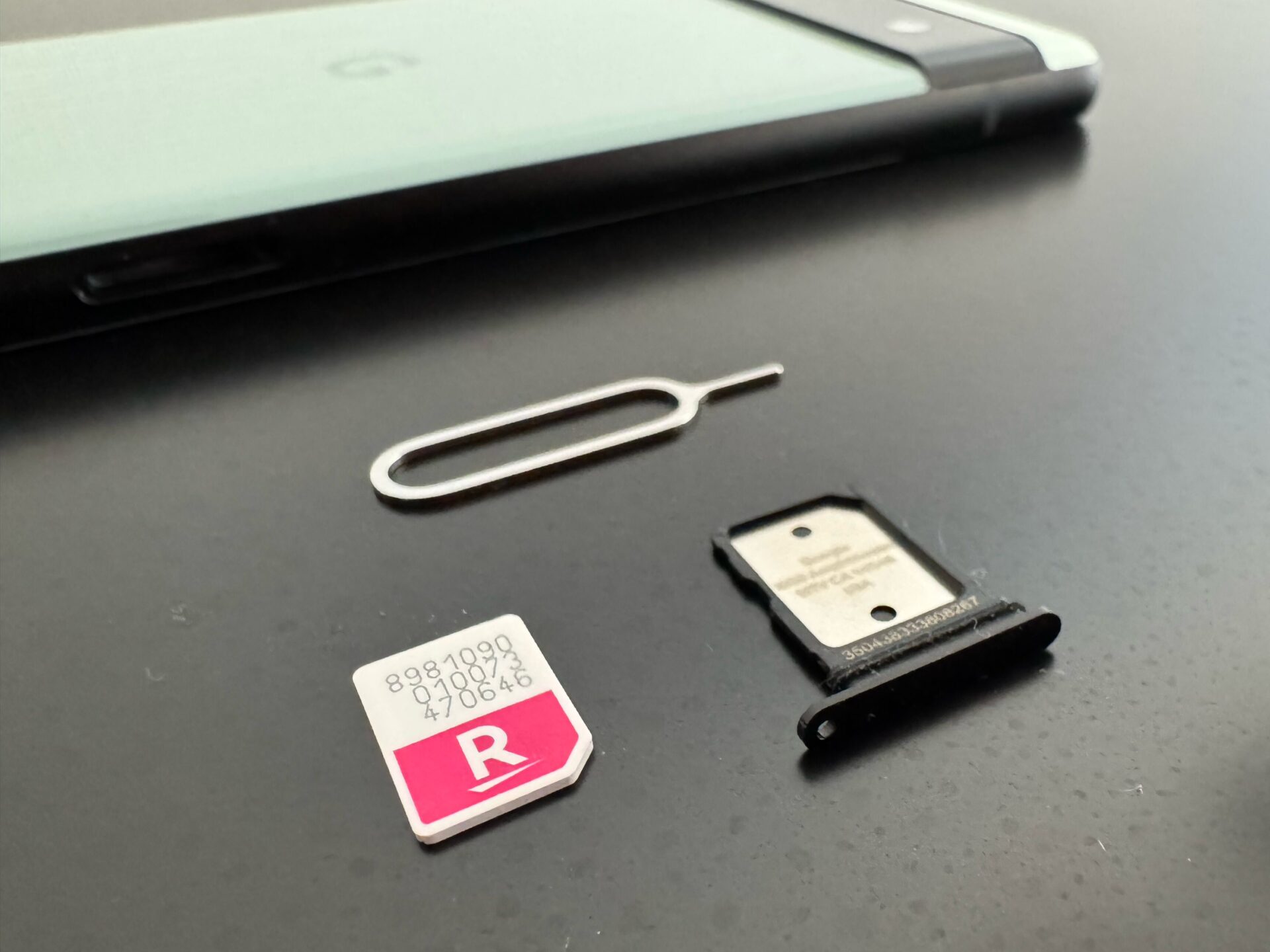 Google Pixel 9aはSIMカードを入れ替えればすぐに使えるのか解説